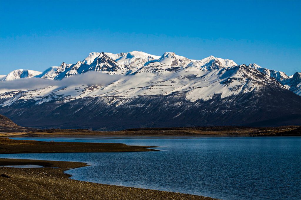 Imagen del Lago Roca con el Cerrro en una mañana linda